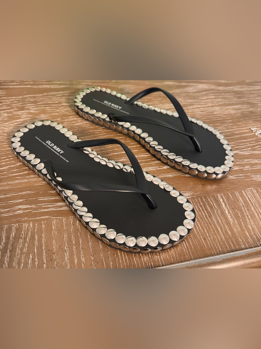 VIRAL📢old navy pushpin thumbtack flip flops! Black size 6, NEW